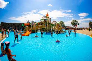 KORBIELÓW 2026 - WAKACYJNY HIT !!! Z wyjazdem do Energylandii, wycieczkami do Wiednia, na Słowację i do aquaparków. Ośrodek z basenem letnim. Kolonia 7-13 lat, obóz 14-18 lat.